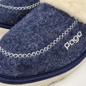 Detaliu broderie discretă cu brandul Pago pe suprafața din postav albastru denim.