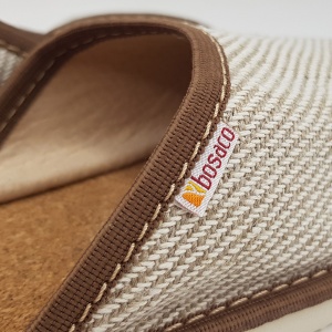 Detaliu de brand cu emblema oficială Bosaco, aplicată cu precizie ca un certificat al calității materialelor și al execuției premium.