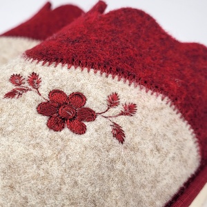 Papuci de Casă din Postav Model Nature's Embrace Burgundy - Prezentare papuci detaliu broderie.