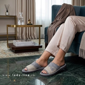 Eleganță și confort natural într-un design aerisit, perfect pentru momentele de relaxare acasă.