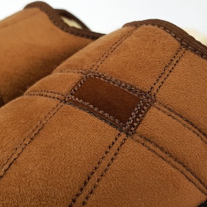 Papuci de Casă Plușați Îmblăniți ci Lână, Model 'Soft & Strong' Classic Brown - Papuci prezentare talpă..Papuci de Casă Plușați Îmblăniți cu Lână 'Soft & Strong' Classic Light Brown - Prezentare detalii papuci.