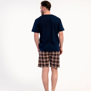 Vedere din spate: croiala lejeră, special adaptată pentru siluete plus-size, oferă libertate deplină de mișcare în timpul nopții.