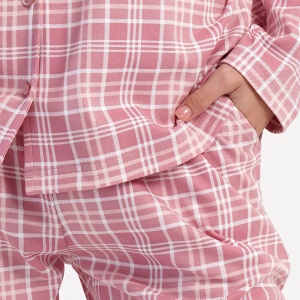 Pijama cu Nasturi din Bumbac Interlock 100% Vienetta, Model 'Sweet Rose' - Prezentare pijama detaliu buzunar pantalon.