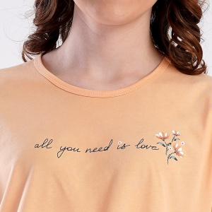 Pijama Damă Mărimi Mari Vienetta, Model 'All You Need is Love' - Prezentare detaliu imprimeu bluză.