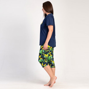 O femeie relaxată purtând Pijamaua Doamne Mărimi Mari Vienetta Exotic Blue.