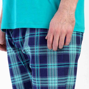 Pijamale Barbati cu Pantalon 3/4 Vienetta | MAN Model 'Cliffhanger' Green. Prezentare pijama detaliu pantalon.