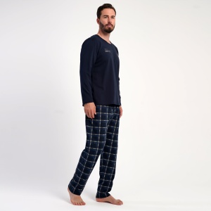 Pijamale Bărbați din Bumbac 100% Vienetta | MAN Model 'World Wide' Dark Blue-Prezentare pijama din lateral.