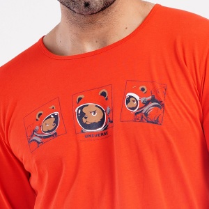 Pijamale Bărbați din Bumbac Vienetta | MAN 'Universe - Explore the Unknown' Red. Prezentare pijama detaliu imprimeu.
