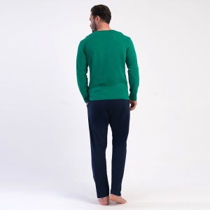 Vedere din spate a pijamalei bărbătești plus-size din bumbac, evidențiind croiala lejeră a bluzei și a pantalonilor.