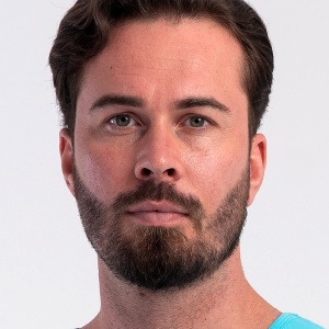 Cadru tip portret cu modelul purtând bluza de pijama din bumbac 100% Vienetta|MAN Model 'Lost Generation' Blue Turquoise.