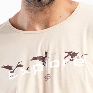 Pijamale Barbati Vienetta|MAN, Model 'Explore WorldWD' | Confort Maxim. Prezentare detaliu imprimeu bluză.