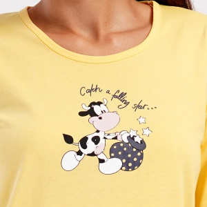 Pijamale Dama din Bumbac 100% Vienetta, Model 'Catch a Faliing Star' Yellow . Prezentare pijama detaliu imprimeu.