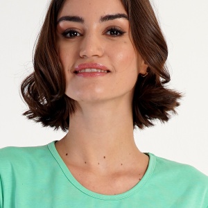 Pijamale damă din bumbac 100% Vienetta model 'MeowMaid', bluză verde deschis cu pisicuțe cu coadă de sirenă și pantaloni scurți multicolori cu pisicuțe.
