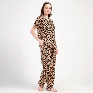 Pijamale Dama din Bumbac 100% Vienetta, Model 'Wild Nature'. Prezentare pijama din semiprofil.