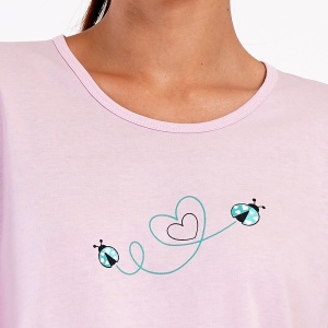 Pijamale Dama din Bumbac Vienetta Model 'Ladybug Love' Rosebloom | Confort și Romantism. Prezentare detaliu decolteu si imprimeu.