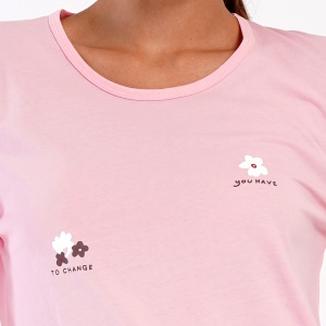 Pijamale Dama din Bumbac Vienetta Model 'Think Pink' | Confort si Bună Dispoziție. Prezentare detaliu imprimeu.