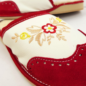 Papuci de Casa din Piele si Lana de Oaie Culoare Crem/Rosu Model 'London Brogue Inspire'