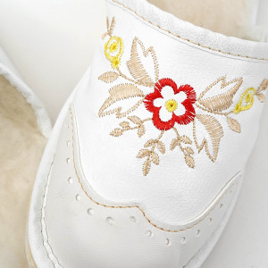 Papuci de Casa din Piele Imblaniti cu Lana de Oaie Model 'London Brogue' White