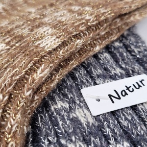 Macro textură: moliciunea cașmirului întâlnește strălucirea discretă a firelor prețioase.