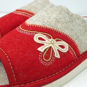 Papuci de Casă din Postav Model Summer Vogue Red. Prezentare papuci de casă detalii ornamente decorative.