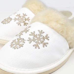 Papuci de Casă Damă Îmblăniți cu Lână Model 'Fluffy Snowflakes' - Papuci prezentare detalii broderie.