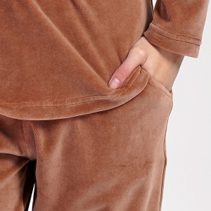 Pijamale Dama Compleu din Soft Velur Vienetta Model 'Cutie' | Confort și Călduroasă. Prezentare detaliu buzunar.