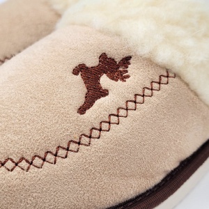 Papuci de Casă Damă Plușați și Îmblăniți cu Lână Model 'Winter Mood' Cream - Prezentare detaliu broderie ren.