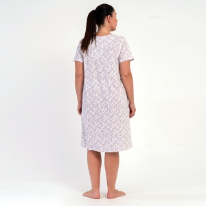 Vedere din spate a cămășii de noapte mov închis plus-size, evidențiind croiala lejeră și confortabilă.