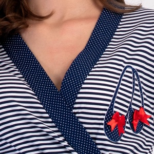 Detaliu de aproape cu imprimeul tematic 'Navy Style' și fundițele decorative aplicate.