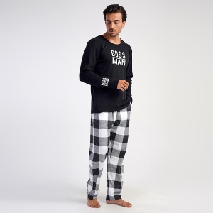 Pijamale Bărbați din Bumbac Interlok Vienetta | MAN Model 'Boss Man'. Prezentare pijama din lateral.