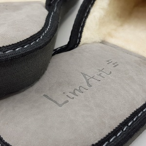 Papuci de Casă pentru Bărbați din Piele Îmblăniți cu Lână Model 'Luxury Man' Gray - Prezentare detaliu logo Lim Art.