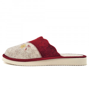 O pereche de papuci de casă din postav gri, cu o broderie florală discretă. Papucii au un design minimalist și elegant, fiind ideali pentru a te bucura de confort și căldură la tine acasă. Culoare Crem/Rosu.