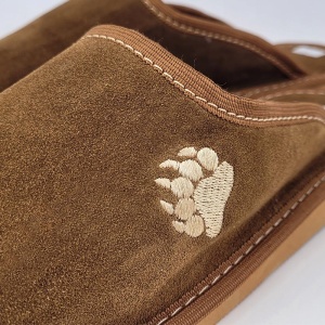 Papuci Casă Bărbați Piele Întoarsă 'Wild Bear' Maro Deschis - Prezentare detaliu broderie.