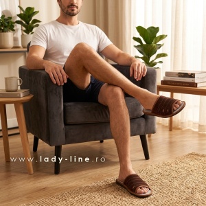 Eleganță istorică și lejeritate absolută: papucii „Imperia” Brown pe picioarele unui model masculin, într-un moment de relaxare completă în fotoliu.