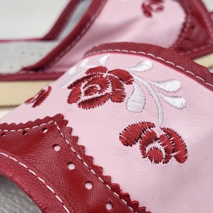 Detaliu premium cu broderia florală deosebită, ce aduce o notă unică de eleganță și feminitate pe pielea fină.