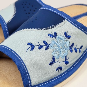 Broderie lucrată cu grijă: detaliul care oferă personalitate modelului Flower Soul Blue.