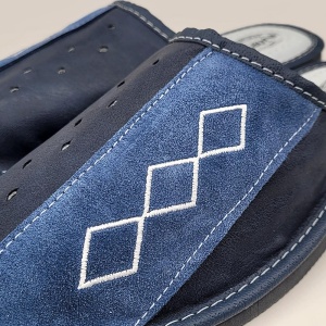 Detaliu textură geometrică și perforații pentru o micro-ventilație activă.