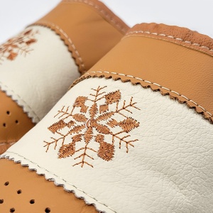 Detaliu broderie model 'Suflet Pur' - finisaje de calitate și eleganță subtilă pentru un look cozy și premium.