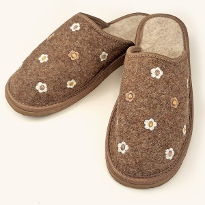 Vedere din semiprofil a papucilor de casă tip șlap Rustic Flower Brown.