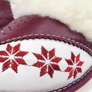 Papuci de Casă Îmblaniti cu Lână de Oaie Model 'Spirit of Winter' Wine Color