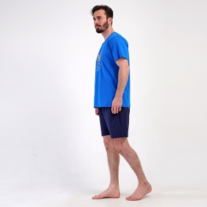 Profilul setului: pantaloni scurți uni cu o lungime optimă și linii fluide care asigură o așezare excelentă fără să strângă.