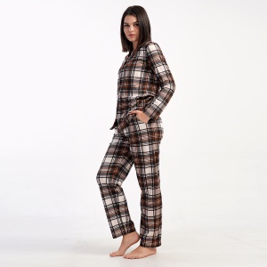 Pijama cu Nasturi Damă din Bumbac 100% Vienetta Model 'Winter Cozy' - Prezentare pijama din lateral.