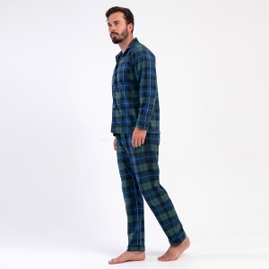 Pijama cu Nasturi din Flanel (Polar) Vienetta , Model 'Timeless Charm' - Prezentare pijama vedere din lateral.