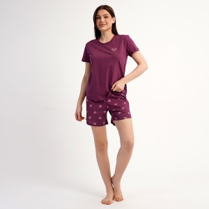 Pantaloni scurți tip short, comozi și practici pentru purtarea zilnică în confortul casei tale.