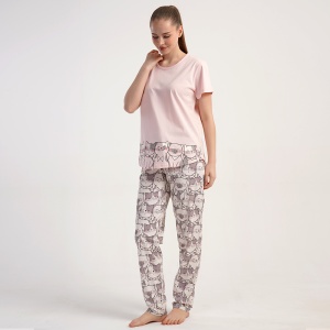 Profilul compleului: lungime optimă a pantalonilor și o așezare anatomică lejeră, perfectă pentru momentele de relaxare acasă.