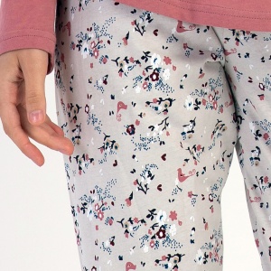 Detaliu cu banda elastică și șnurul reglabil în talie pe pantalonul cu imprimeu floral.