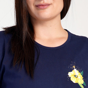 O femeie relaxată purtând Pijamaua Doamne Mărimi Mari Vienetta Exotic Blue.