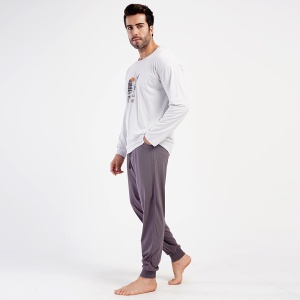 Pijamale Bărbați din Bumbac 100% Vienetta | MAN Model 'Exploring', Prezentare pijama din lateral.