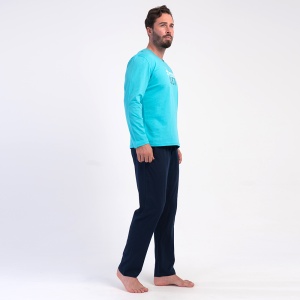 Profil lateral al pijamalei pentru bărbați Vienetta|MAN Blue Turquoise, arătând potrivirea lejeră pe siluetă.