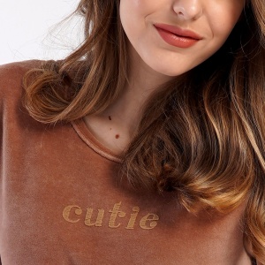 Pijamale Dama Compleu din Soft Velur Vienetta Model 'Cutie' | Confort și Călduroasă. Prezentare detaliu imprimeu.